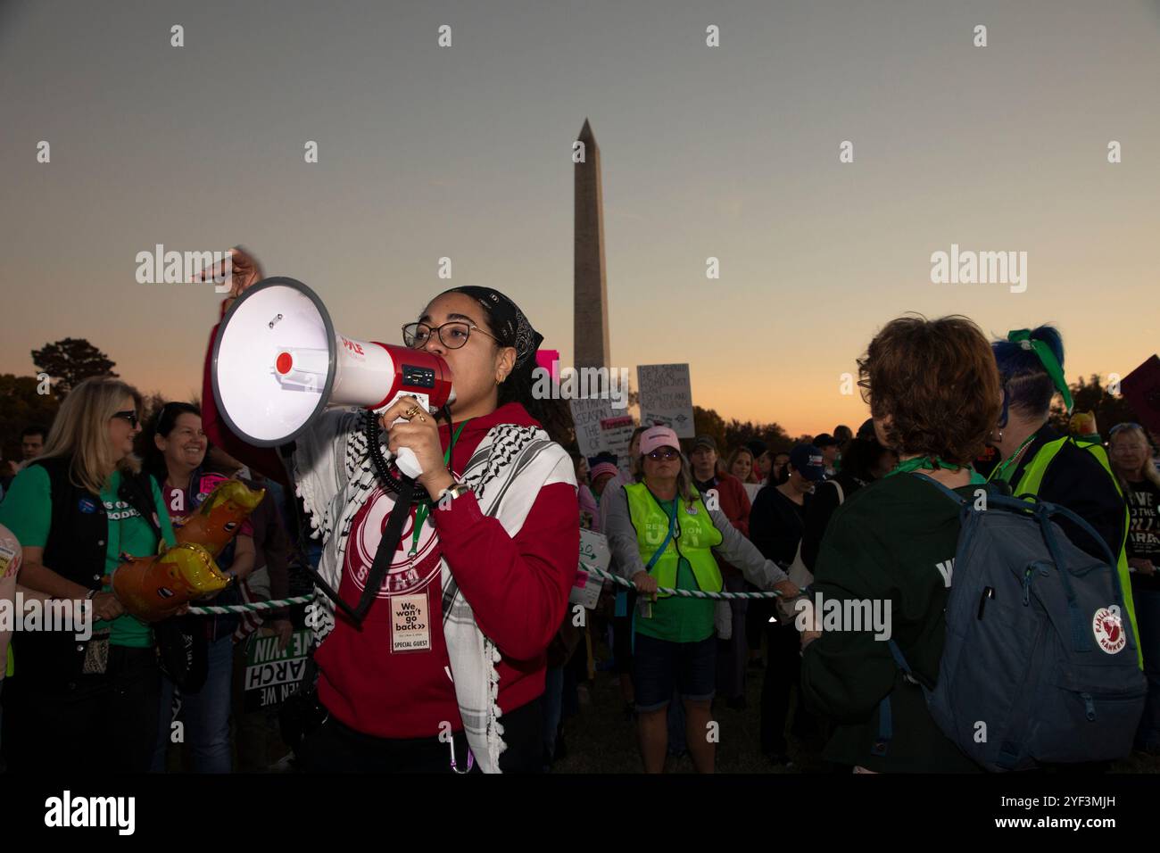 Washington DC, États-Unis. 2 Nov 2024. Des manifestants scandent des slogans lors de la marche nationale des femmes à Washington DC, États-Unis, le 2 novembre 2024. Quelques jours seulement avant les élections américaines, des milliers de manifestantes ont assisté à la Marche des femmes en soutien à la vice-présidente Kamala Harris à Washington DC. La Marche des femmes est un mouvement dirigé par des femmes qui plaide pour un large éventail de questions, y compris l'antiracisme, le droit de vote, l'égalité salariale et la liberté reproductive. Crédit : Aashish Kiphayet/Alamy Live News Banque D'Images