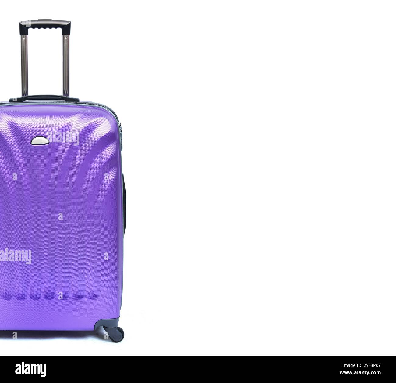 Bagage de voyage violet isolé sur l'espace de copie de fond blanc Banque D'Images