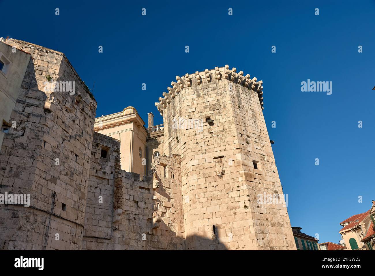 La place des fruits, située dans la partie médiévale du palais de Dioclétien à Split, en Croatie, est un centre animé de vie et d'histoire. Banque D'Images