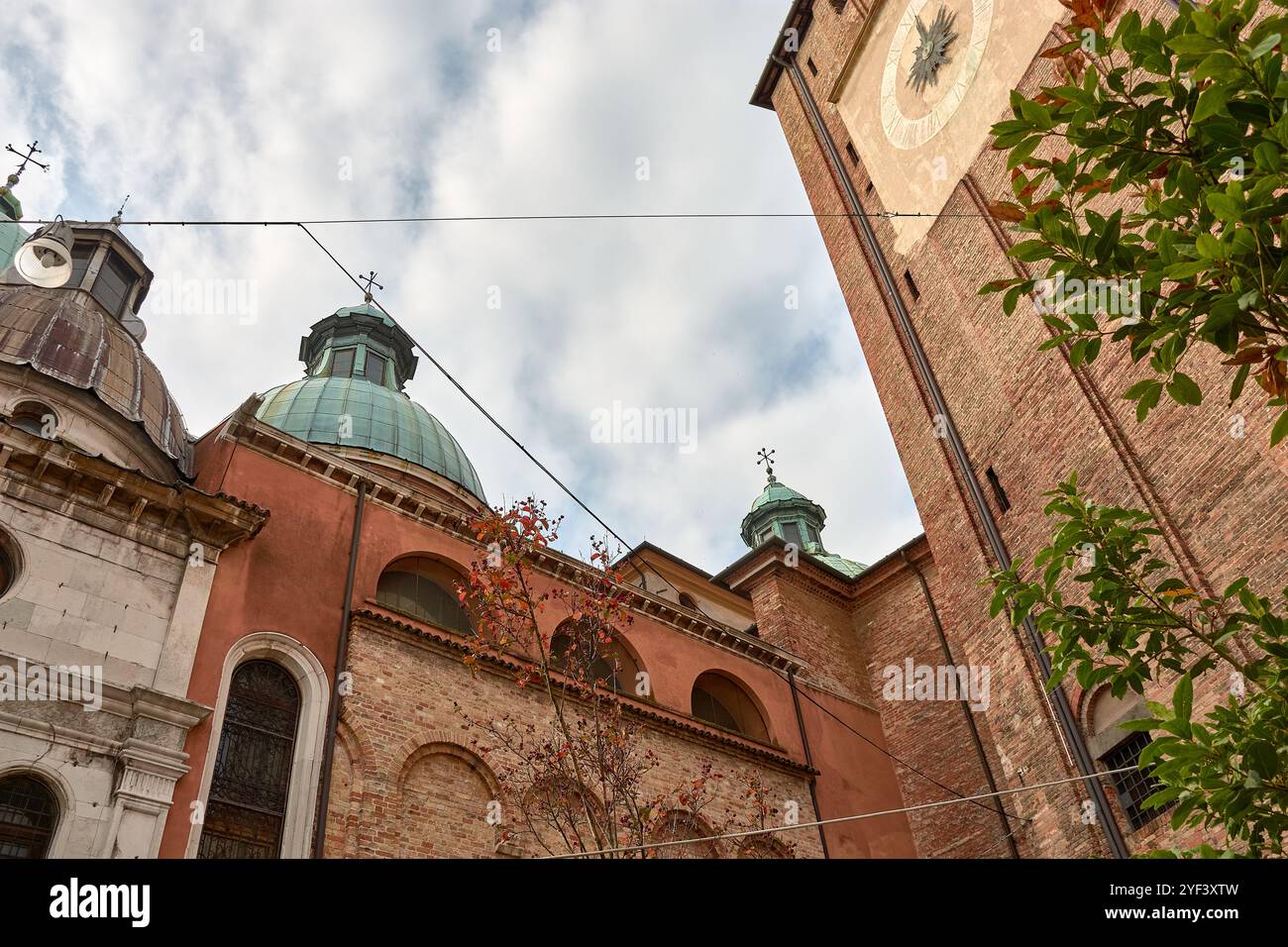 Élégants dômes de la cathédrale de San Pietro Apostolo, un monument historique situé au coeur de Trévise, Vénétie, Italie. Banque D'Images