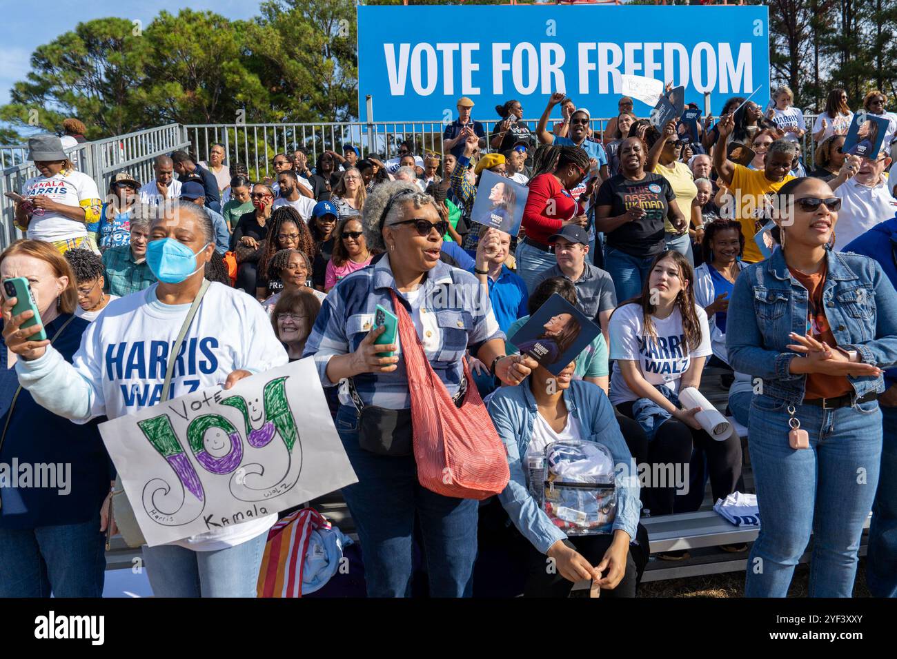 ATLANTA, GÉORGIE - 02 NOVEMBRE : L'audience d'un vice-président américain Kamala Harris, le rassemblement du candidat du Parti démocrate 2024 au Atlanta Civic Center, à Atlanta, Géorgie, le samedi 2 novembre 2024. ( Credit : Phil Mistry/Alamy Live News Banque D'Images