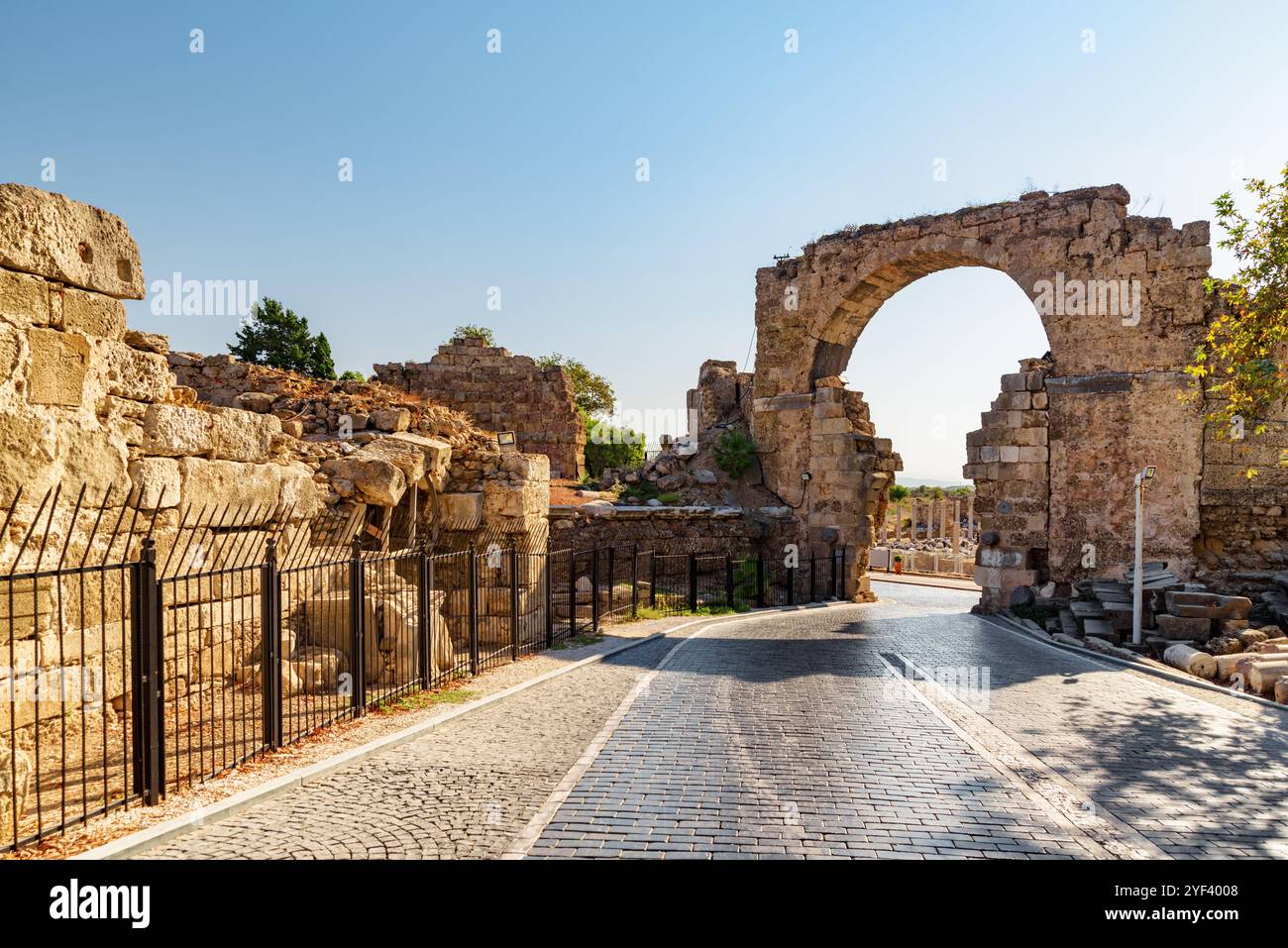 Vue imprenable sur la porte Vespasian à Side, Turquie Banque D'Images