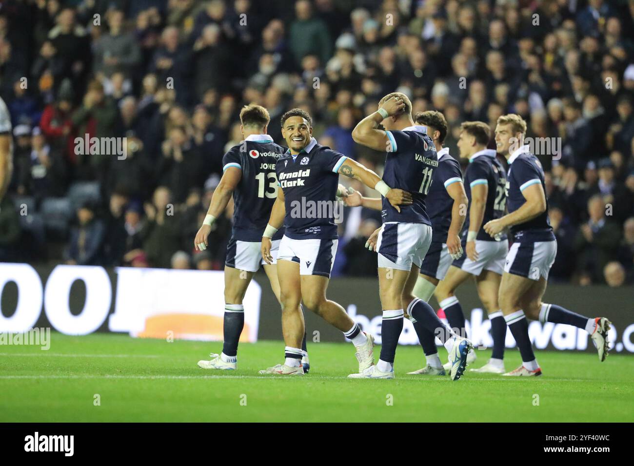 Edimbourg, Écosse, Royaume-Uni, 2 novembre 2024 - le capitaine écossais de rugby Stone Tuipulotu sourit et célèbre avec Duhan van der Merwe après que van de Merve ait marqué son essai pour l'Écosse dans leur match contre les Fidji à Murrayfield, Édimbourg.- crédit : Thomas Gorman/Alamy News Live Banque D'Images