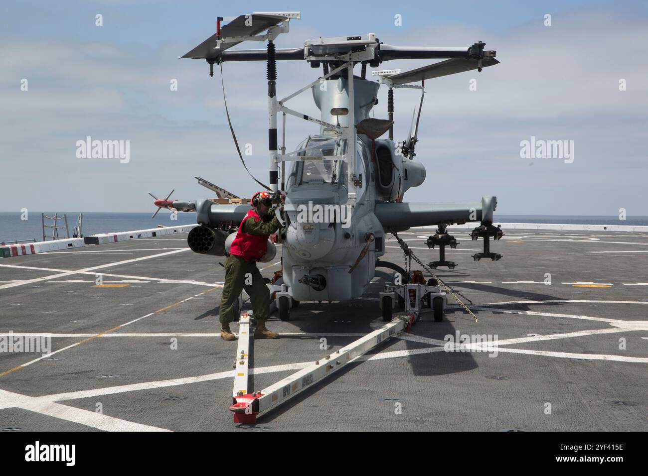 Un Marine américain avec Marine Tiltrotor Squadron 166, l'élément de combat aérien de la 13e Marine Expeditionary Unit, effectue une vérification opérationnelle Banque D'Images