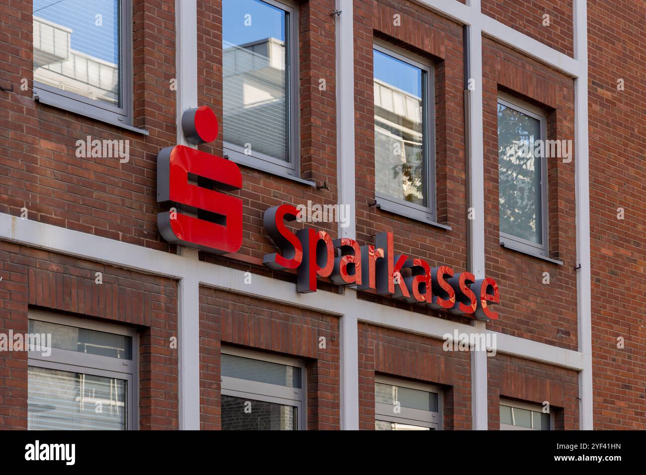 Façade d'une succursale bancaire de la Sparkasse avec logo rouge, représentant les services bancaires locaux et le secteur financier allemand. Idéal pour une utilisation éditoriale. Banque D'Images