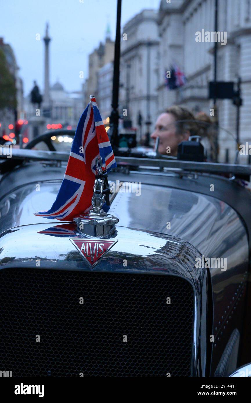 Londres, Royaume-Uni. 3rd Nov 2024. Dès avant l’aube, le dimanche 3 novembre, Hyde Park londonien sera plein de vues, de sons et d’odeurs de l’aube de la conduite automobile, alors que 400 pilotes intrépides se préparent, avec leurs machines pionnières, à la course annuelle RM Sotheby’s London to Brighton Veteran car Run. Ensuite, alors que le soleil se lève à 7h00, tous les participants partiront pour le voyage historique de 60 miles vers la côte du Sussex. Crédit : Mary-lu Bakker/Alamy Live News Banque D'Images