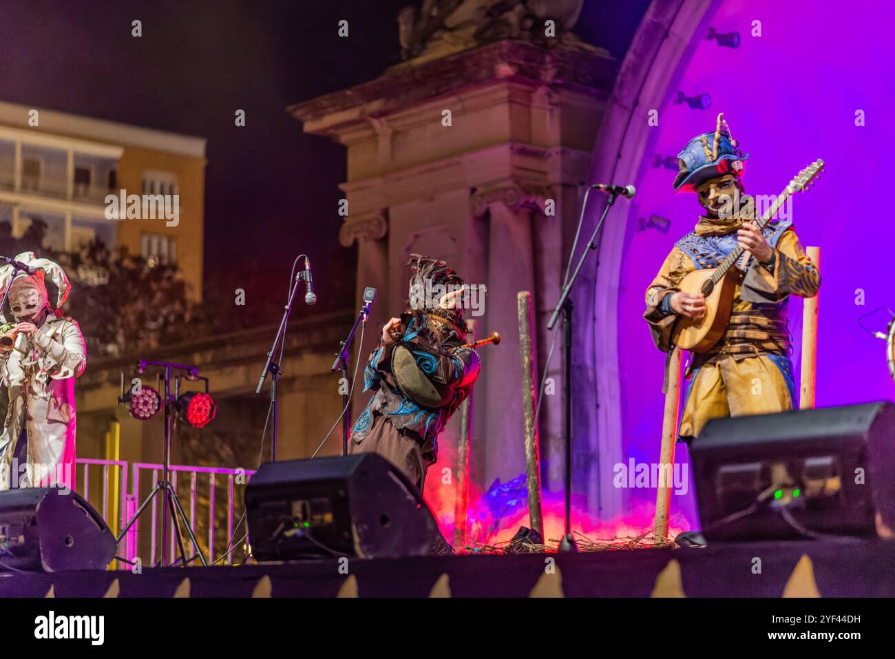 Logroño, la Rioja, Espagne. 02 novembre 2024. Groupe musical avec masques et costumes médiévaux se produisant sur scène illuminée, dans l'Auto de Fe Banque D'Images