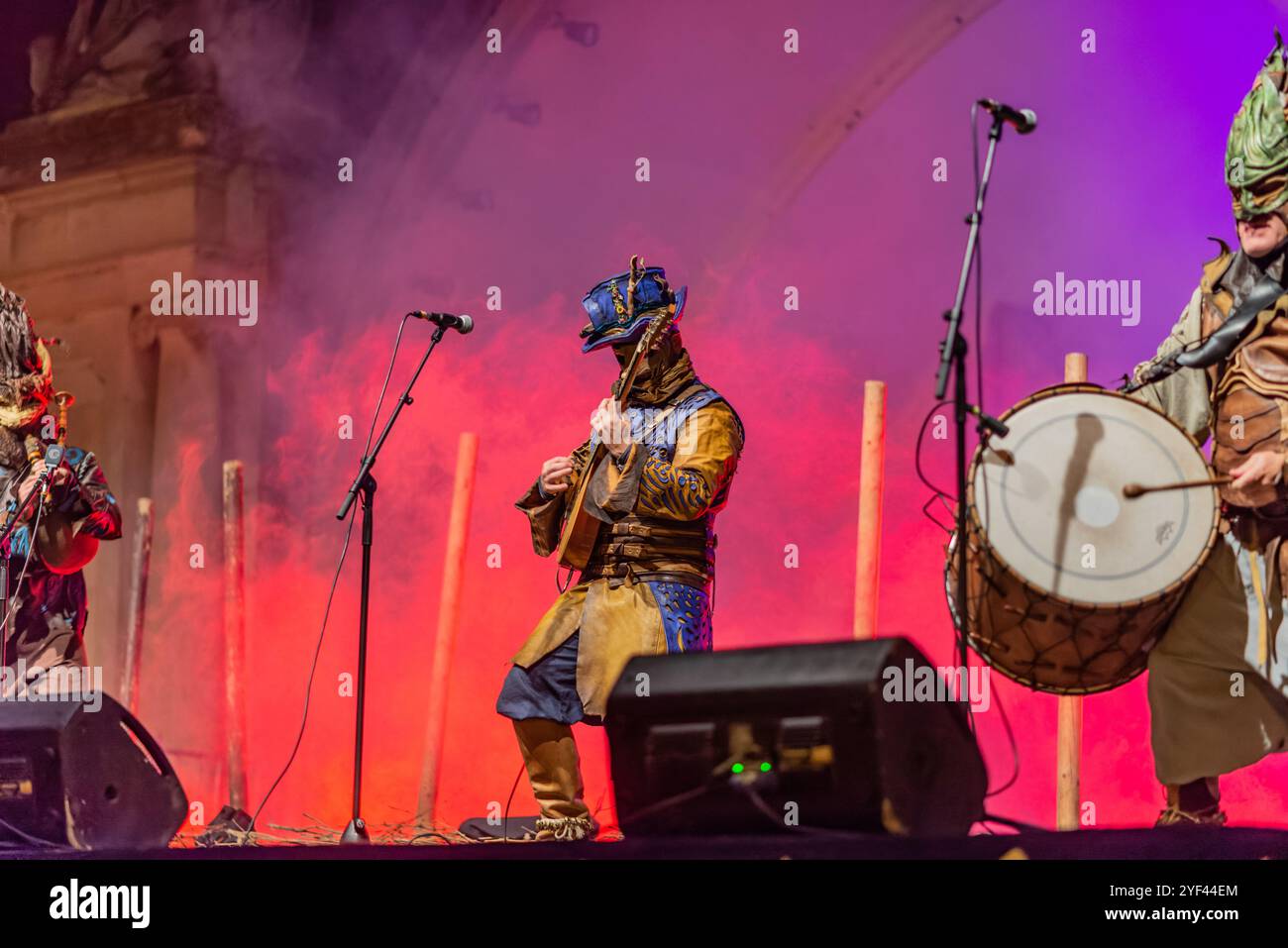 Logroño, la Rioja, Espagne. 02 novembre 2024. Groupe musical avec masques et costumes médiévaux se produisant sur scène illuminée, dans l'Auto de Fe Banque D'Images