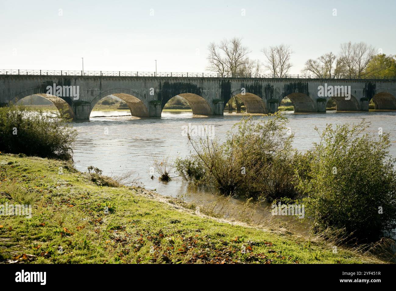 Haut niveau de la Loire sous le pont du canal Digoin, débordant des berges Banque D'Images