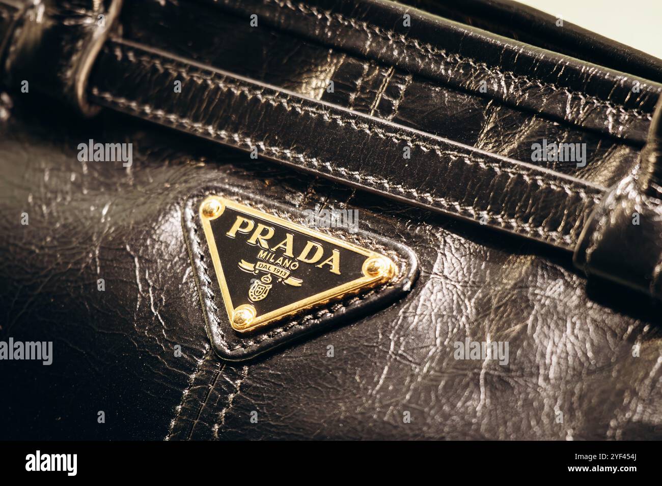 Bologne, Italie - 6 octobre 2024 : sac Prada dans une vitrine Banque D'Images