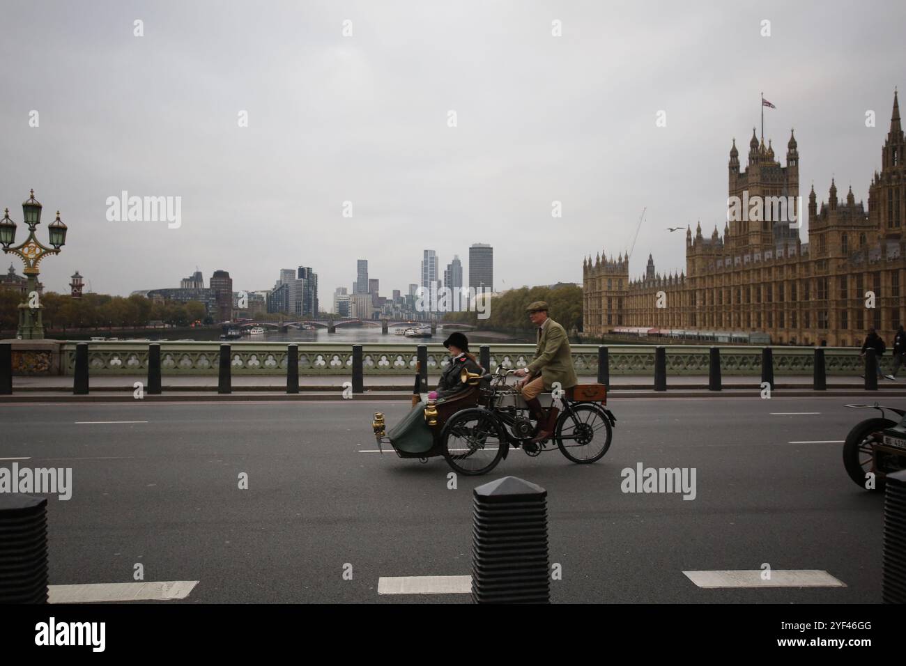 3 novembre 2024, Londres, Royaume-Uni Rallye annuel de Century Old Cars la course de Londres à Brighton, un événement pour les voitures construites avant 1905, prend dans les rues de Londres alors que les véhicules anciens commencent leur voyage annuel vers le front de mer de Brighton. Crédit photo : Roland Ravenhill/Alamy Banque D'Images