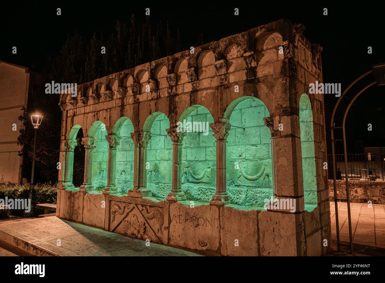 Est une élégante fontaine publique, ainsi qu'un symbole, de la ville d'Isernia. Banque D'Images