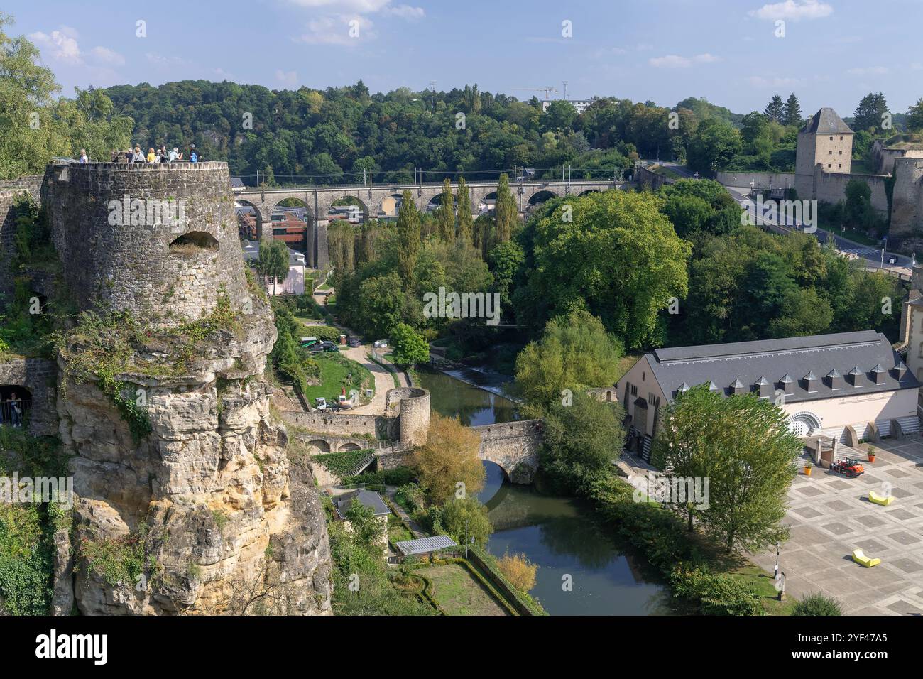 Luxembourg ville, Luxembourg - le viaduc de Pfaffenthal, un viaduc ferroviaire ouvert en 1862 au-dessus de la vallée de l'Alzette vu du chemin de la Corniche. Banque D'Images