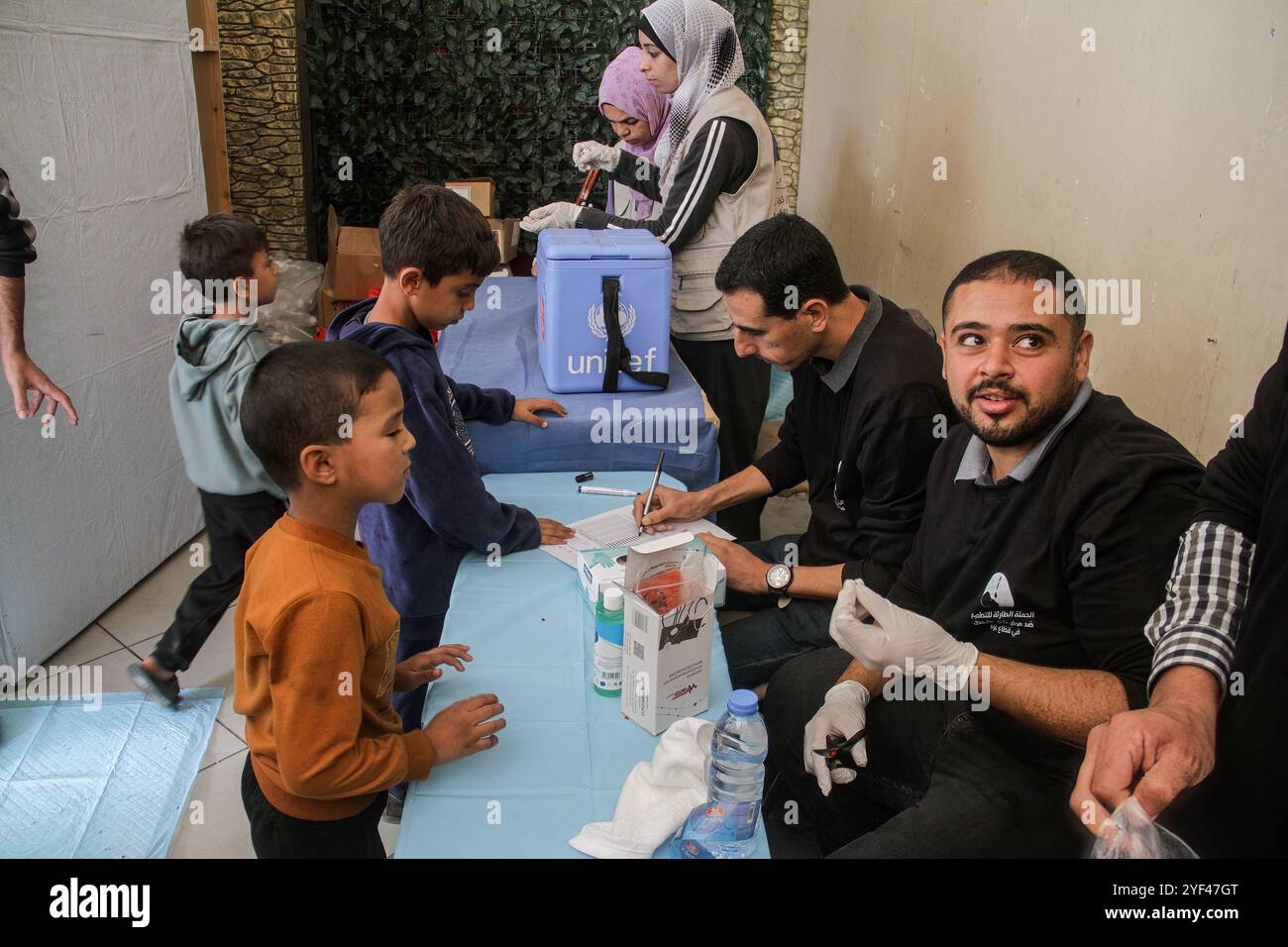 Gaza, Palestine. 02 novembre 2024. Des enfants palestiniens sont vaccinés contre la polio lors de la deuxième série d'une campagne de vaccination, dans le cadre du conflit israélo-Hamas, dans la ville de Gaza. Crédit : SOPA images Limited/Alamy Live News Banque D'Images