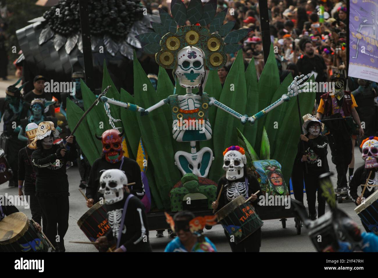 Mexico, Mexique. 02 novembre 2024. Les participants prenant part à la Journée annuelle des morts Mega Parade 2024 à Reforma Avenue avec un itinéraire de Chapultepec à la place principale Zocalo dans le cadre des célébrations mexicaines Dia de Muertos. Le 2 novembre 2024 à Mexico, Mexique. (Photo de Ian Robles/ crédit : Eyepix Group/Alamy Live News Banque D'Images