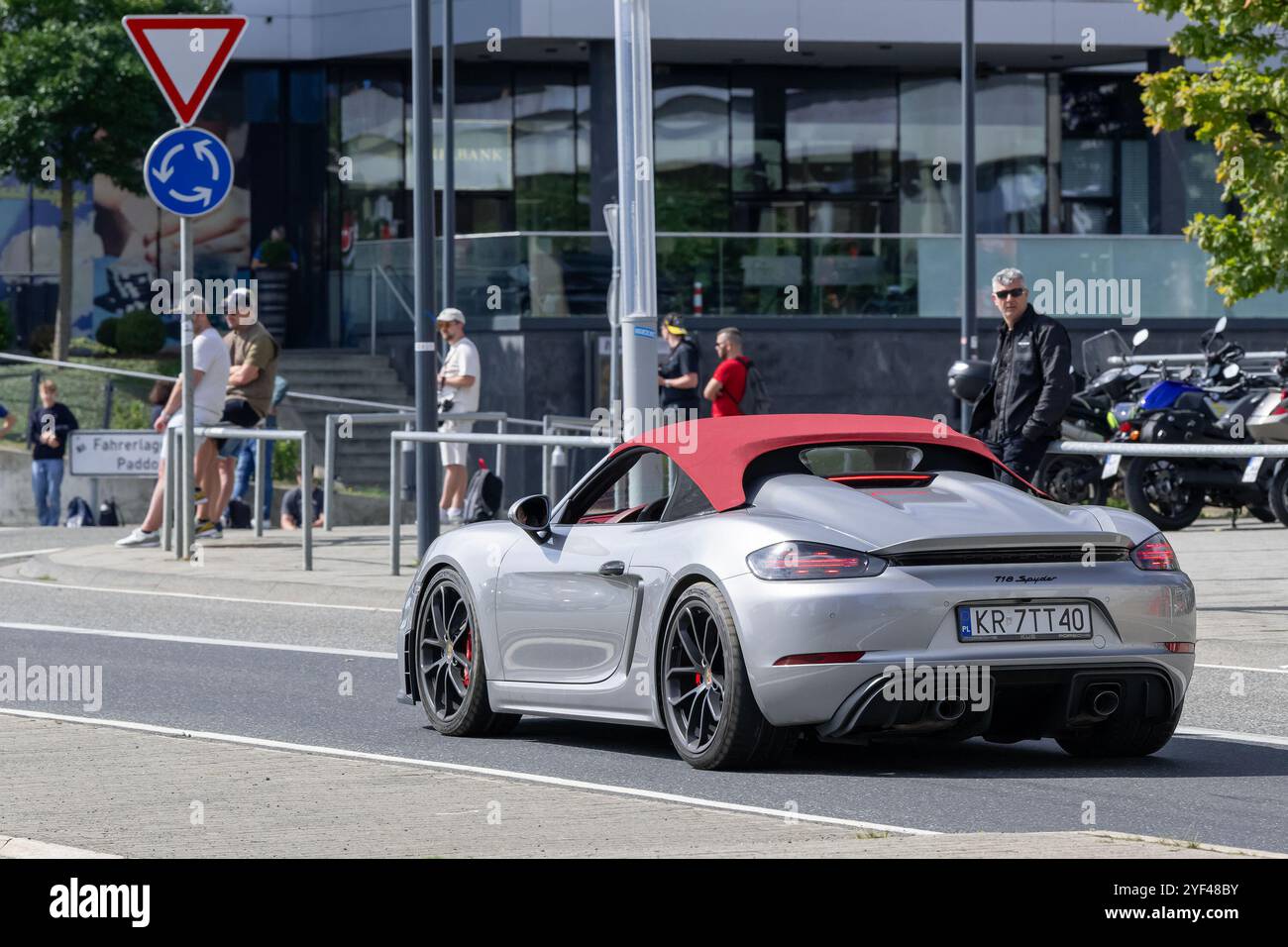 Nürburg, Allemagne - vue sur une Porsche 718 Spyder grise conduisant dans une rue. Banque D'Images