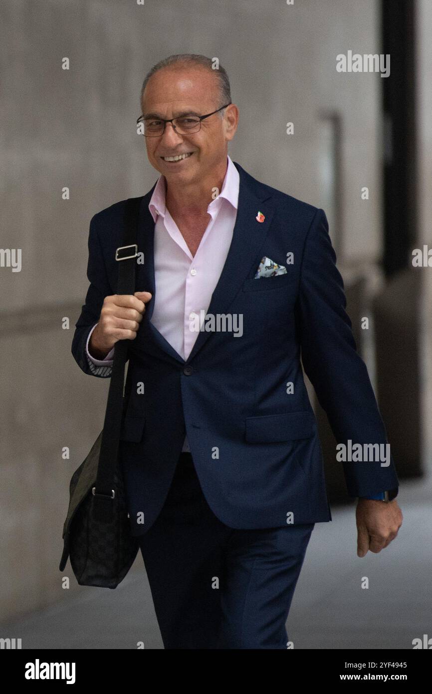 Londres, Royaume-Uni. 03 novembre 2024. L'homme d'affaires Theo Paphitis arrive à la BBC Broadcasting House en tant qu'invité le dimanche avec Laura Kuenssberg. Crédit : Justin Ng/Alamy Live News Banque D'Images