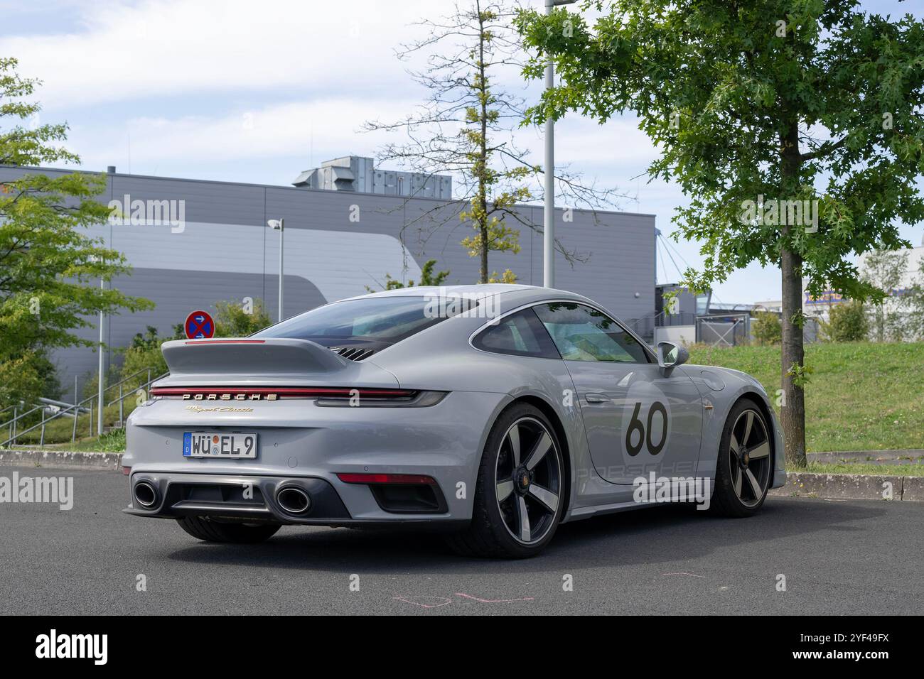 Nürburg, Allemagne - vue sur une Porsche 911 Sport Classic grise garée sur un parking. Banque D'Images