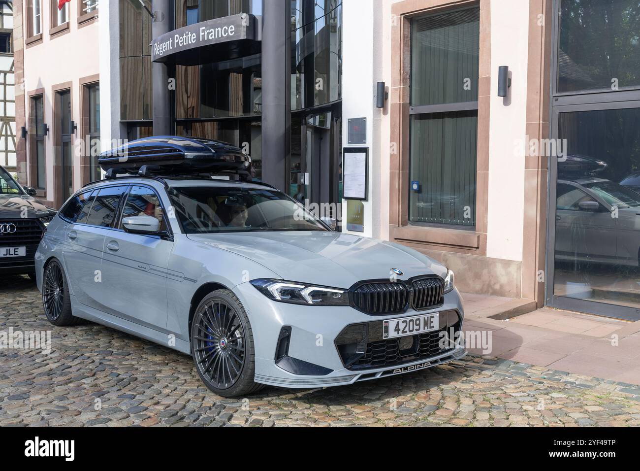 Strasbourg, France - vue sur une BMW Alpina B3 Touring grise garée dans une rue. Banque D'Images