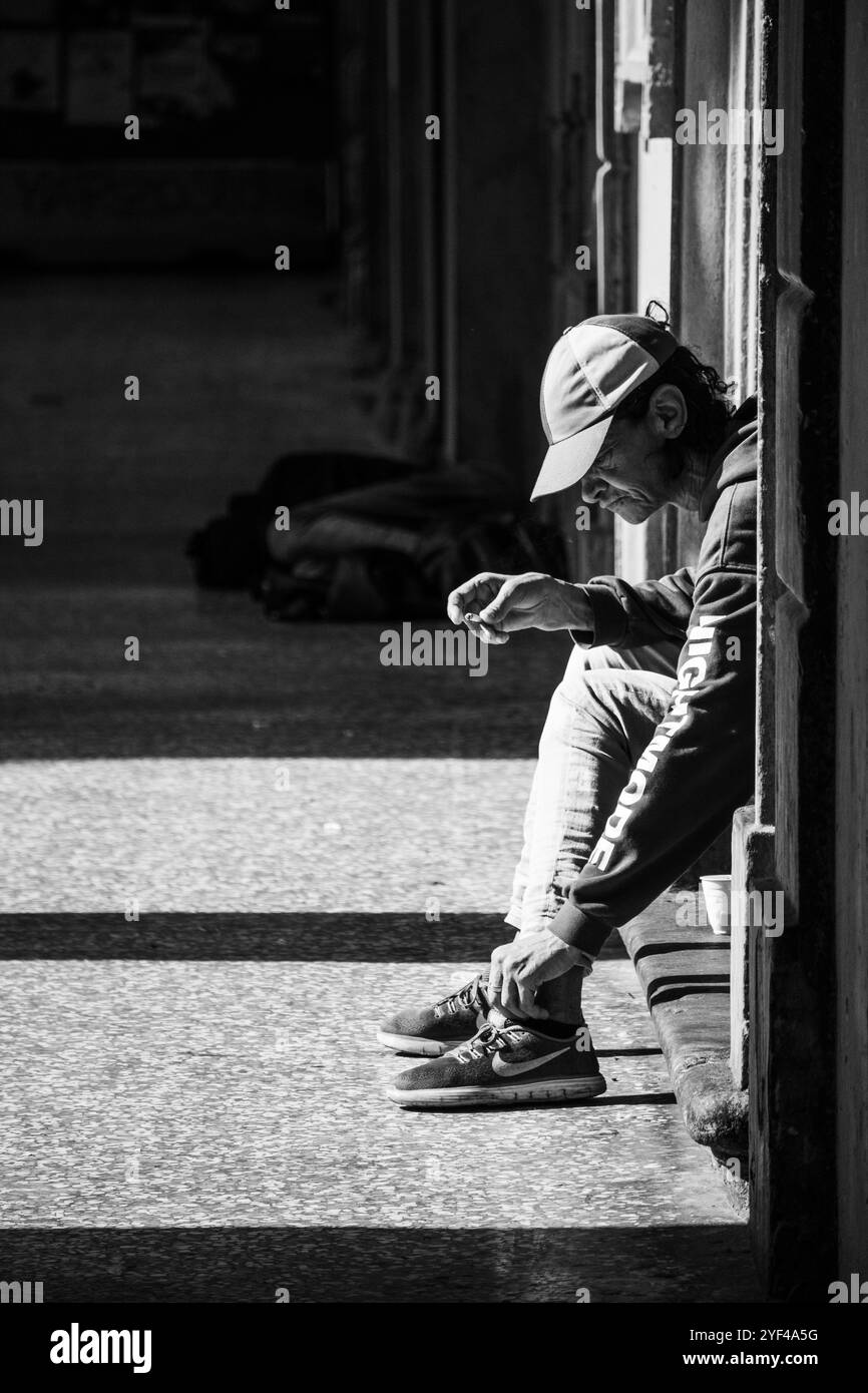 Bologne, Italie - 6 octobre 2024 : un homme dans la rue de Bologne devant la célèbre Université de Bologne Banque D'Images