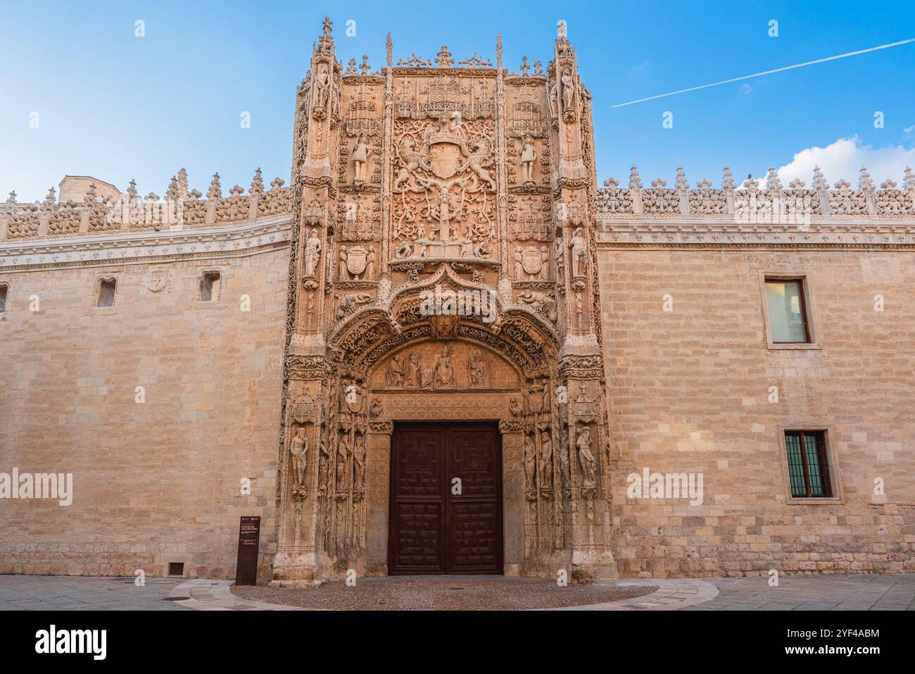 Valladolid, Espagne. 17 août 2024. Façade principale du Colegio de San Gregorio qui abrite le Museo Nacional de Escultura Banque D'Images