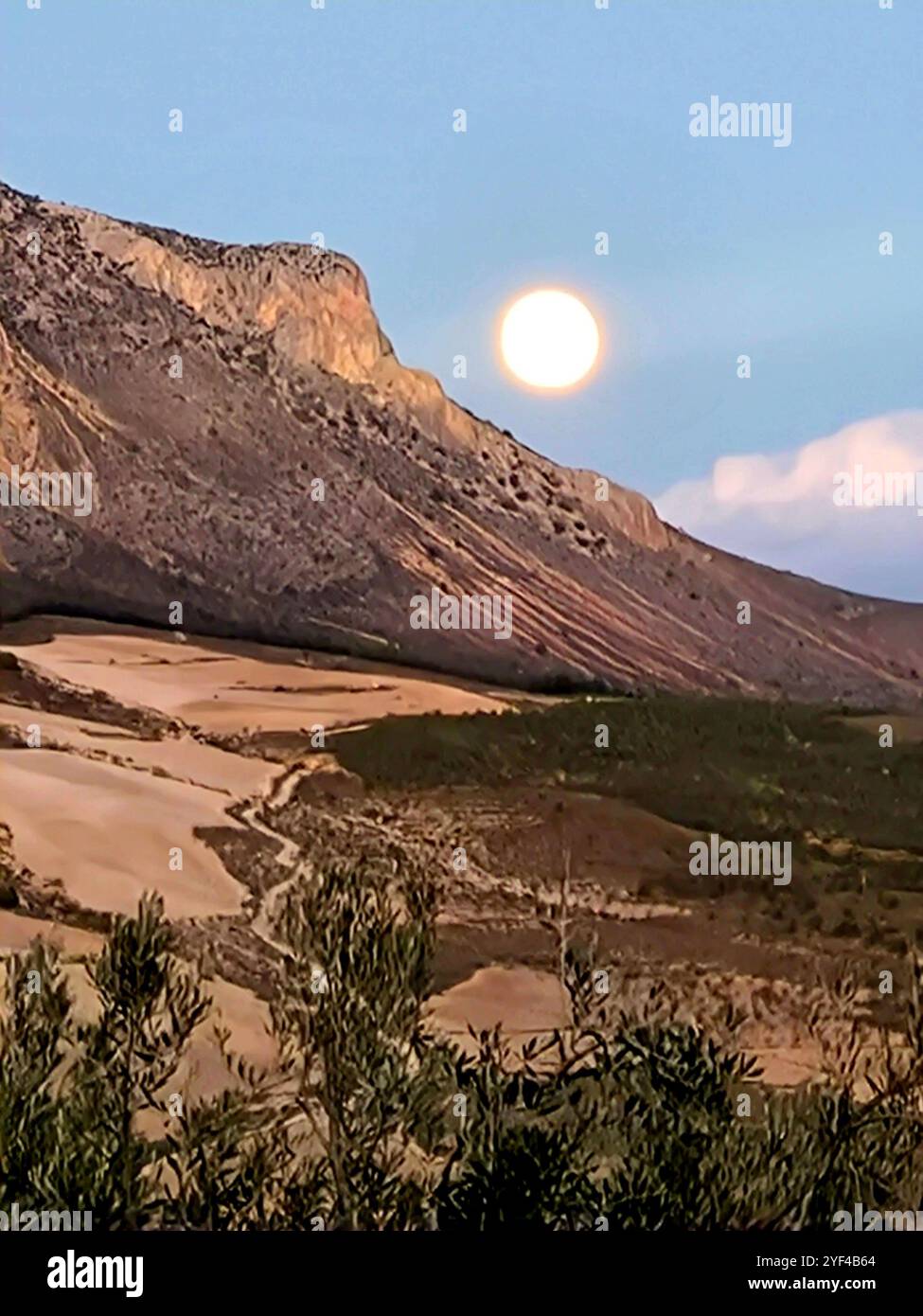 Pleine lune éclaircissant la vallée Banque D'Images