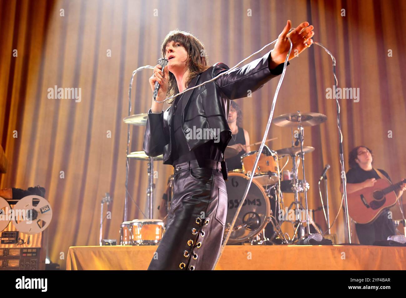 ROYAUME-UNI. 02 novembre 2024. LONDRES, ANGLETERRE - 02 NOVEMBRE : Tom Ogden de 'Blossoms' se produit à Eventim Apollo le 2 novembre 2024 à Londres, Angleterre. CAP/Mar © Mar/Capital Pictures crédit : Capital Pictures/Alamy Live News Banque D'Images