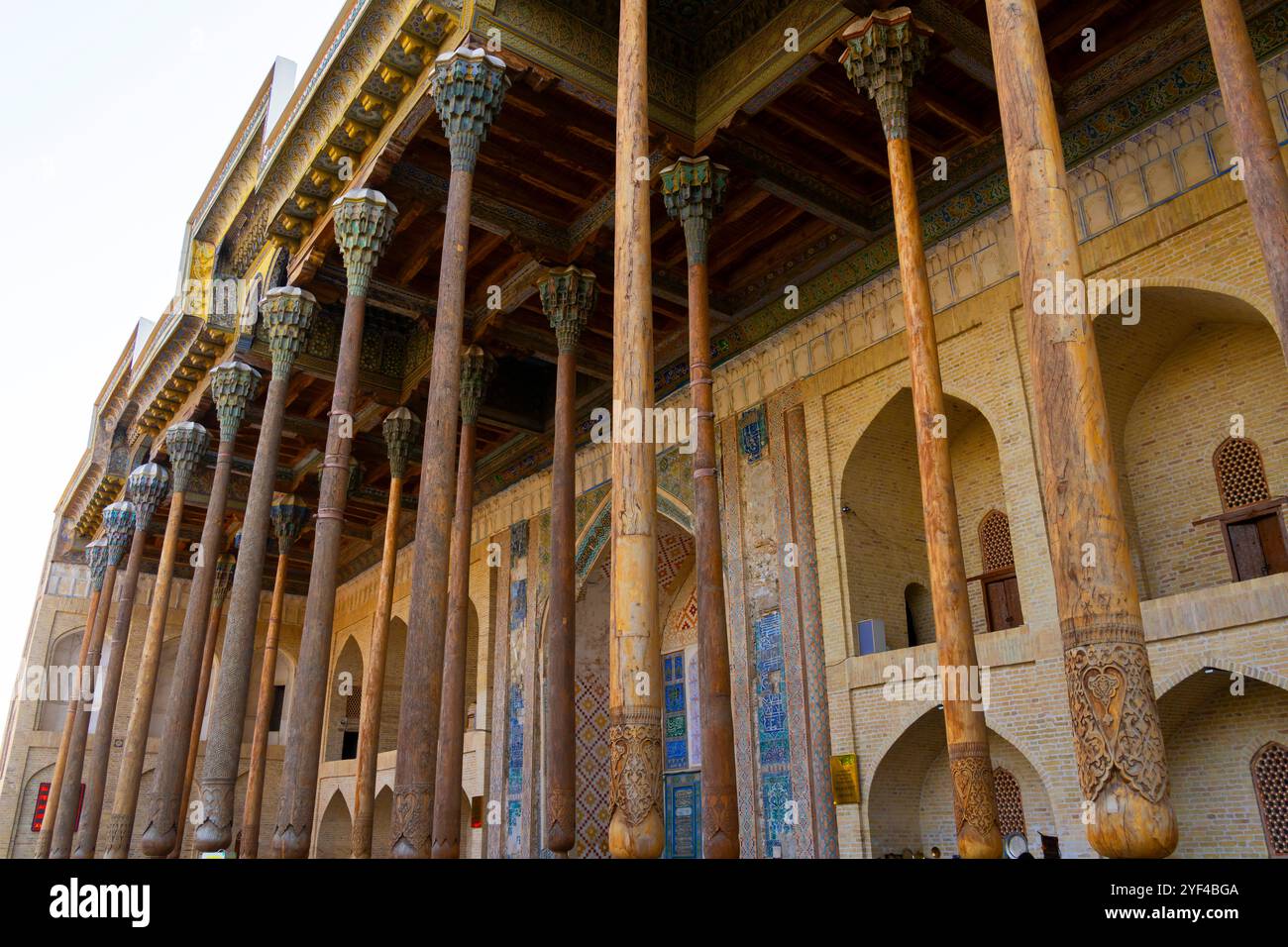 Vue de la Grande entrée de la mosquée historique Bolo Haouz Mosquée à Boukhara, Ouzbékistan. Construit en 1712, situé à proximité de la citadelle de l'Arche, il est également connu Banque D'Images