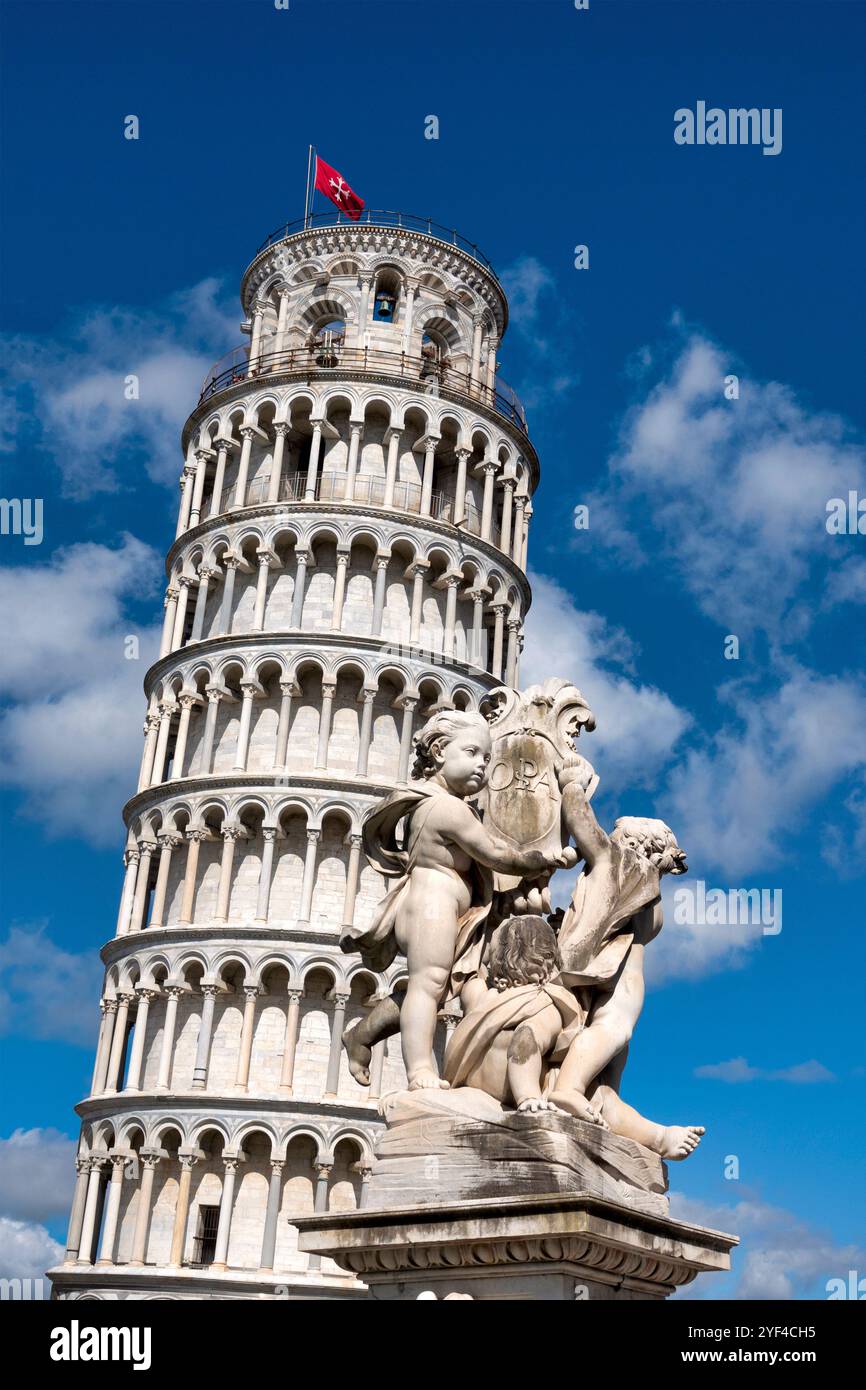 Deux chérubins de la 'Fontana dei Putti' tiennent un bouclier devant la Tour penchée de Pise, en Italie. Banque D'Images