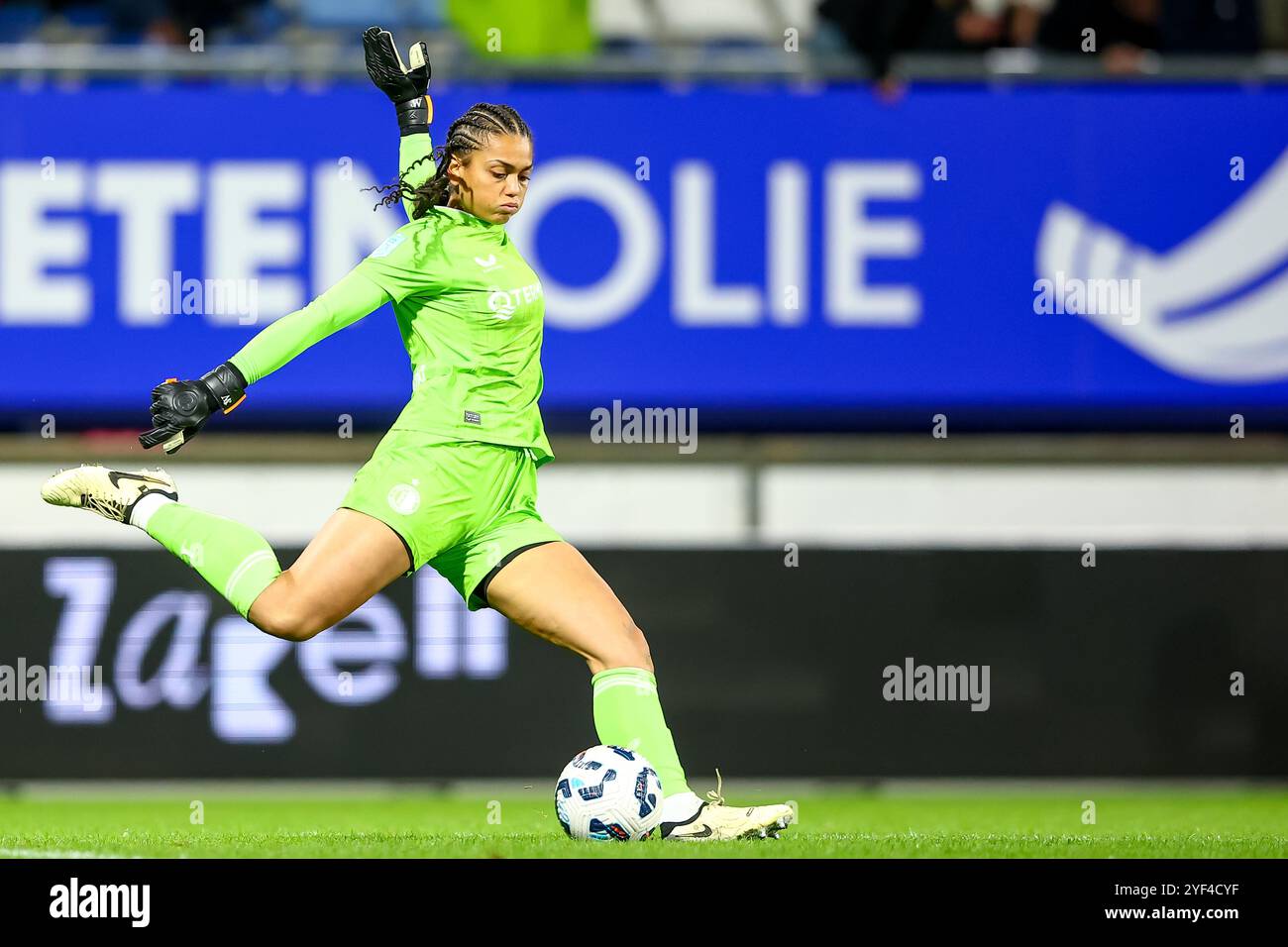 Heerenveen, pays-Bas. 02 novembre 2024. HEERENVEEN, PAYS-BAS - 2 NOVEMBRE : la gardienne Jacintha Weimar de Feyenoord tire le ballon lors du match Néerion Women's Eredivisie entre SC Heerenveen et Feyenoord au stade Abe Lenstra le 2 novembre 2024 à Heerenveen, pays-Bas. (Photo de Pieter van der Woude/Orange Pictures) crédit : Orange pics BV/Alamy Live News Banque D'Images