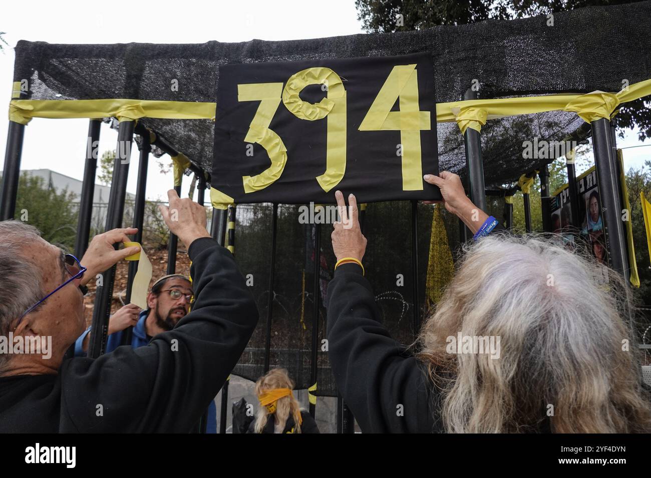 Jérusalem, Israël. 3 novembre 2024. Les activistes manifestent leur solidarité avec les otages israéliens à Gaza en se ligotant et en se bandant les yeux face à la Knesset, le parlement israélien, avec des manifestations similaires qui apparaissent spontanément dans tout le pays. Le conflit en cours entre Israël et le Hamas, déclenché par des tirs massifs de roquettes depuis Gaza et l’infiltration d’hommes armés palestiniens le 7 octobre 2023, a entraîné le massacre de 1 400 civils et l’enlèvement d’environ 240 personnes, dont des bébés, des enfants et des soldats. Crédit : NIR Alon/Alamy Live News Banque D'Images