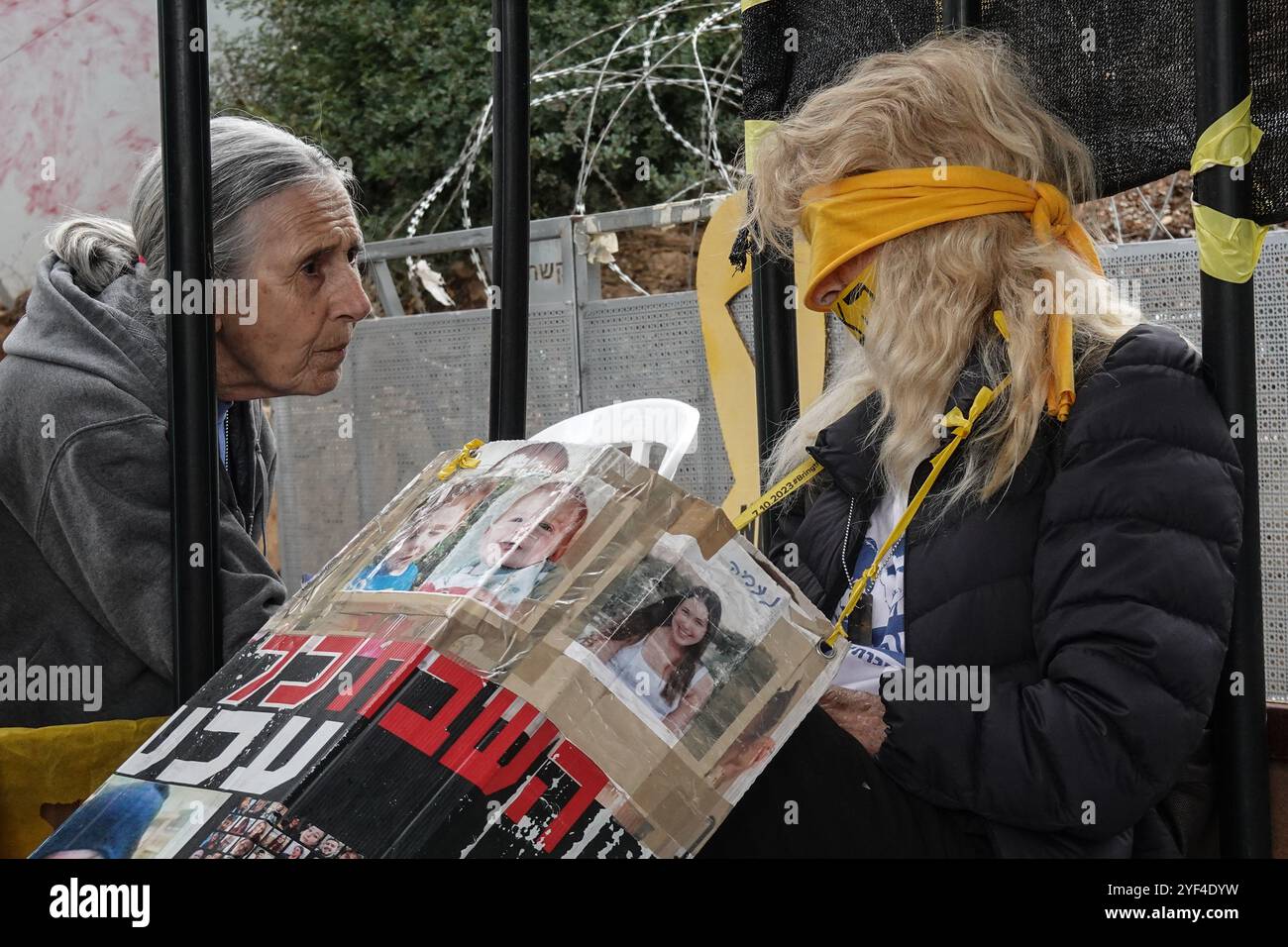 Jérusalem, Israël. 3 novembre 2024. Les activistes manifestent leur solidarité avec les otages israéliens à Gaza en se ligotant et en se bandant les yeux face à la Knesset, le parlement israélien, avec des manifestations similaires qui apparaissent spontanément dans tout le pays. Le conflit en cours entre Israël et le Hamas, déclenché par des tirs massifs de roquettes depuis Gaza et l’infiltration d’hommes armés palestiniens le 7 octobre 2023, a entraîné le massacre de 1 400 civils et l’enlèvement d’environ 240 personnes, dont des bébés, des enfants et des soldats. Crédit : NIR Alon/Alamy Live News Banque D'Images