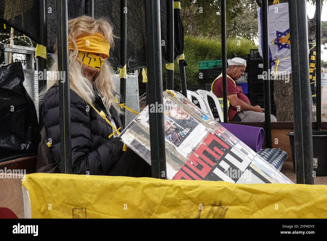 Jérusalem, Israël. 3 novembre 2024. Les activistes manifestent leur solidarité avec les otages israéliens à Gaza en se ligotant et en se bandant les yeux face à la Knesset, le parlement israélien, avec des manifestations similaires qui apparaissent spontanément dans tout le pays. Le conflit en cours entre Israël et le Hamas, déclenché par des tirs massifs de roquettes depuis Gaza et l’infiltration d’hommes armés palestiniens le 7 octobre 2023, a entraîné le massacre de 1 400 civils et l’enlèvement d’environ 240 personnes, dont des bébés, des enfants et des soldats. Crédit : NIR Alon/Alamy Live News Banque D'Images