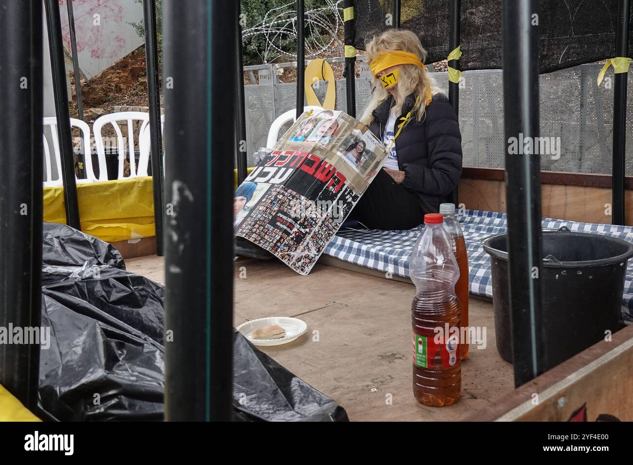 Jérusalem, Israël. 3 novembre 2024. Les activistes manifestent leur solidarité avec les otages israéliens à Gaza en se ligotant et en se bandant les yeux face à la Knesset, le parlement israélien, avec des manifestations similaires qui apparaissent spontanément dans tout le pays. Le conflit en cours entre Israël et le Hamas, déclenché par des tirs massifs de roquettes depuis Gaza et l’infiltration d’hommes armés palestiniens le 7 octobre 2023, a entraîné le massacre de 1 400 civils et l’enlèvement d’environ 240 personnes, dont des bébés, des enfants et des soldats. Crédit : NIR Alon/Alamy Live News Banque D'Images