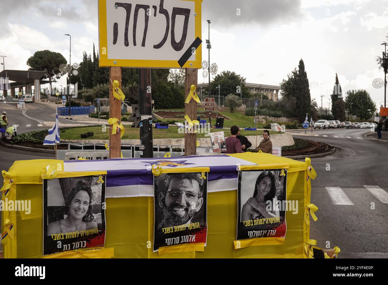 Jérusalem, Israël. 3 novembre 2024. Les activistes manifestent leur solidarité avec les otages israéliens à Gaza en se ligotant et en se bandant les yeux face à la Knesset, le parlement israélien, avec des manifestations similaires qui apparaissent spontanément dans tout le pays. Le conflit en cours entre Israël et le Hamas, déclenché par des tirs massifs de roquettes depuis Gaza et l’infiltration d’hommes armés palestiniens le 7 octobre 2023, a entraîné le massacre de 1 400 civils et l’enlèvement d’environ 240 personnes, dont des bébés, des enfants et des soldats. Crédit : NIR Alon/Alamy Live News Banque D'Images