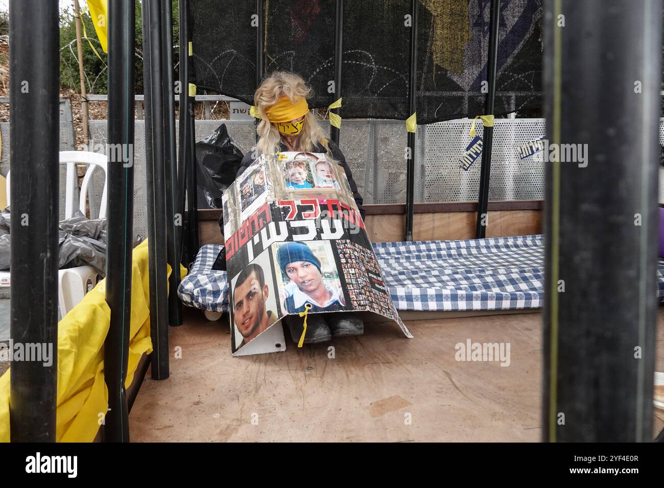 Jérusalem, Israël. 3 novembre 2024. Les activistes manifestent leur solidarité avec les otages israéliens à Gaza en se ligotant et en se bandant les yeux face à la Knesset, le parlement israélien, avec des manifestations similaires qui apparaissent spontanément dans tout le pays. Le conflit en cours entre Israël et le Hamas, déclenché par des tirs massifs de roquettes depuis Gaza et l’infiltration d’hommes armés palestiniens le 7 octobre 2023, a entraîné le massacre de 1 400 civils et l’enlèvement d’environ 240 personnes, dont des bébés, des enfants et des soldats. Crédit : NIR Alon/Alamy Live News Banque D'Images