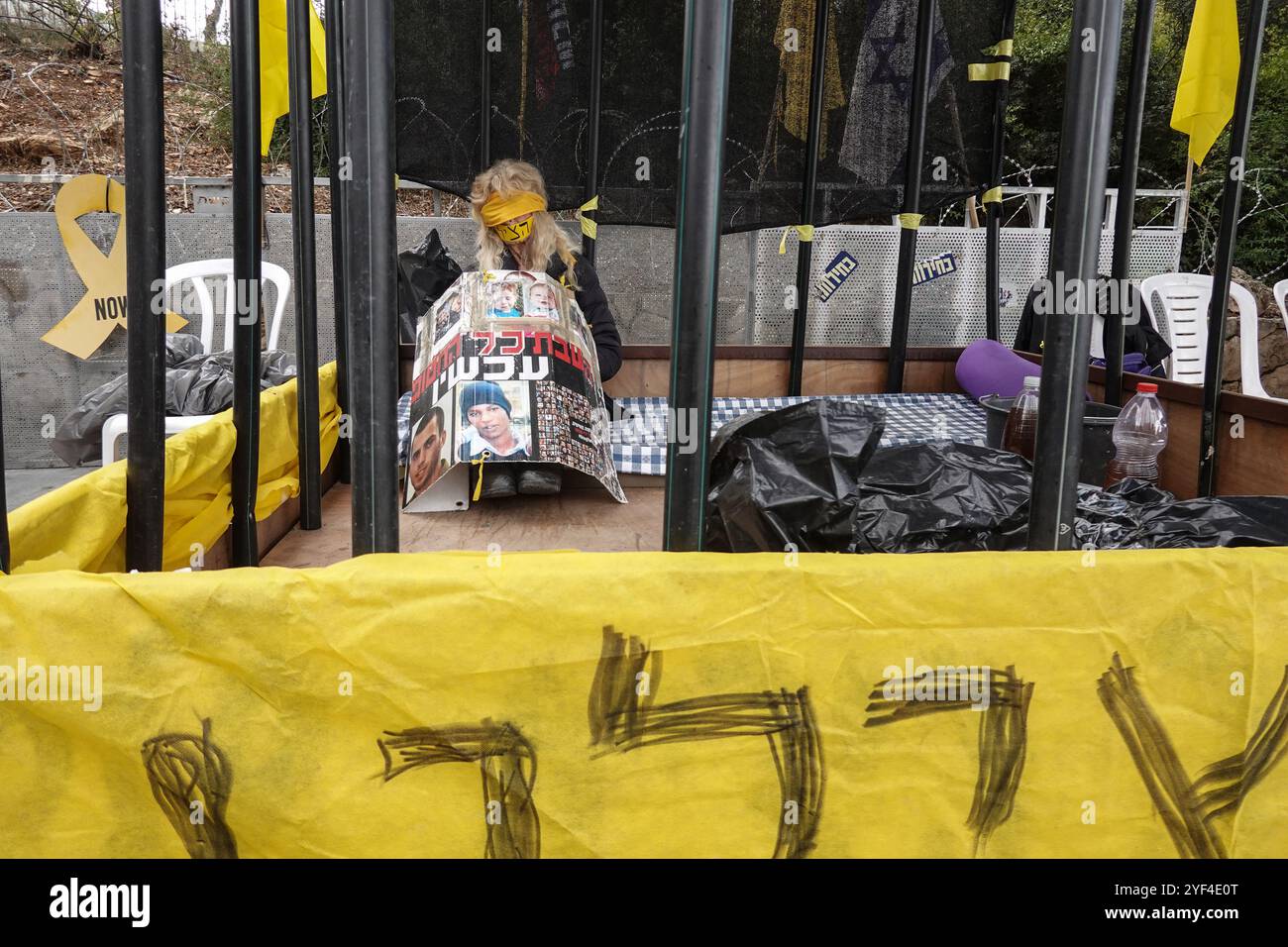 Jérusalem, Israël. 3 novembre 2024. Les activistes manifestent leur solidarité avec les otages israéliens à Gaza en se ligotant et en se bandant les yeux face à la Knesset, le parlement israélien, avec des manifestations similaires qui apparaissent spontanément dans tout le pays. Le conflit en cours entre Israël et le Hamas, déclenché par des tirs massifs de roquettes depuis Gaza et l’infiltration d’hommes armés palestiniens le 7 octobre 2023, a entraîné le massacre de 1 400 civils et l’enlèvement d’environ 240 personnes, dont des bébés, des enfants et des soldats. Crédit : NIR Alon/Alamy Live News Banque D'Images