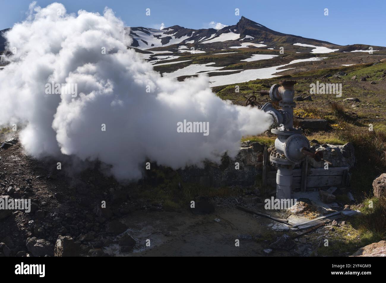 Émission d'eau thermale minérale naturelle, vapeur (mélange vapeur-eau) du puits géologique dans la zone de dépôt géothermique, centrale géothermique sur la slop Banque D'Images