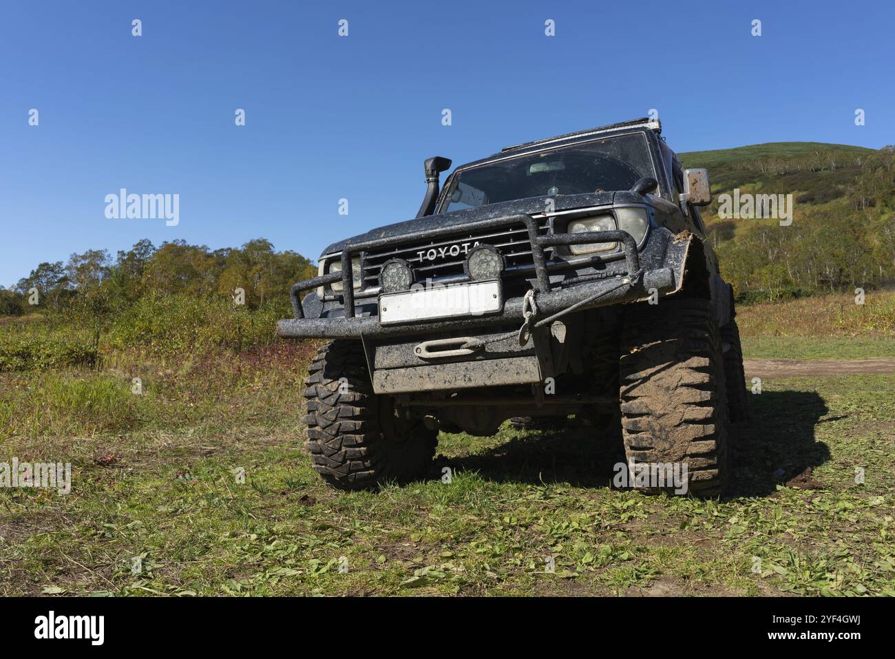 Véhicule utilitaire sport Toyota Land Cruiser Prado sur le paysage forestier d'automne de montagne, destinations de voyage populaires pour l'escalade par temps clair et ensoleillé. Banque D'Images