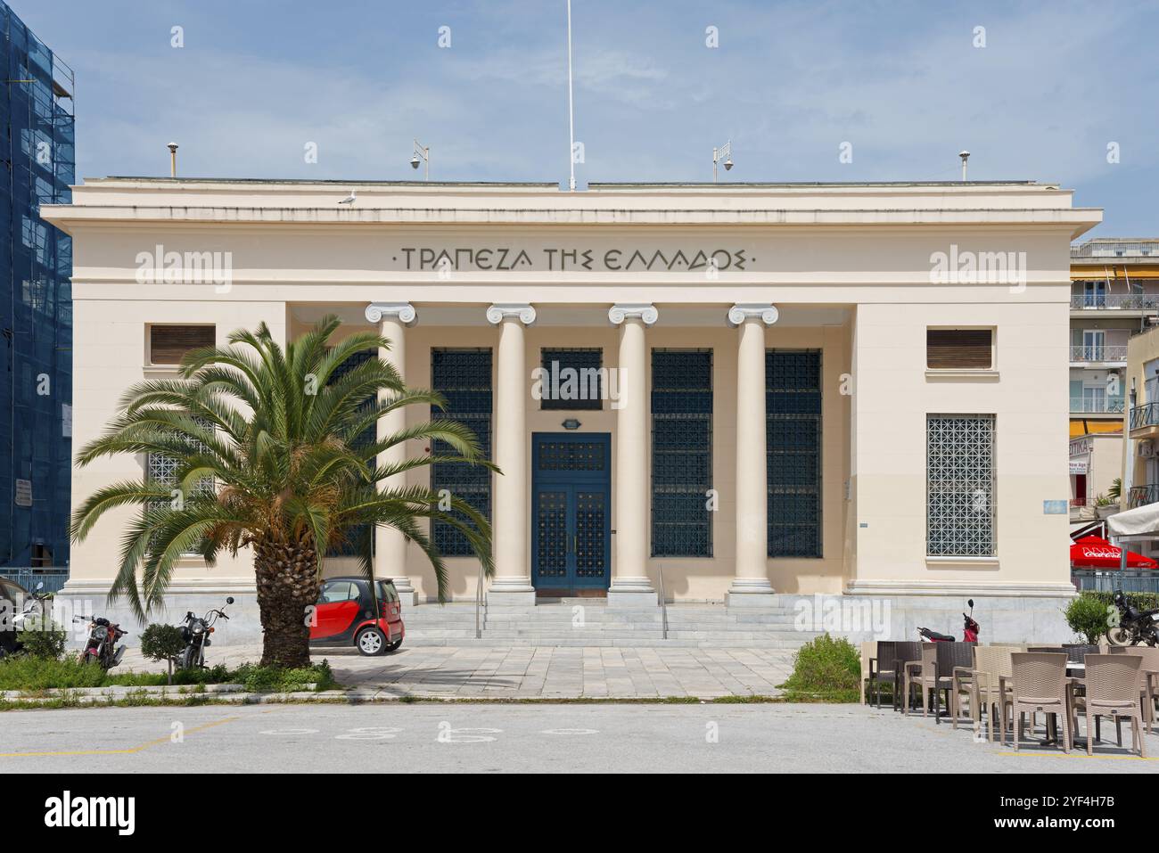 Bâtiment classique avec des colonnes et des palmiers dans un contexte urbain moderne, Bank, Trapeza tis Ellados, Argonafton Street, Volos, Golfe de Pagasitic, T. Banque D'Images