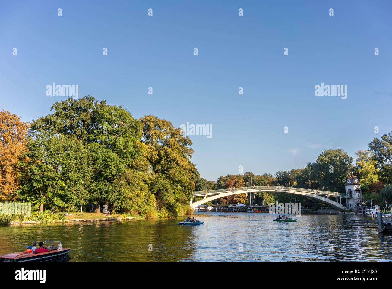 Abteibrücke (pont de l'abbaye) au-dessus de la Spree menant à l'île de la Jeunesse (Insel der Jugend) pendant l'automne, Berlin Treptow, Allemagne, Europe Banque D'Images