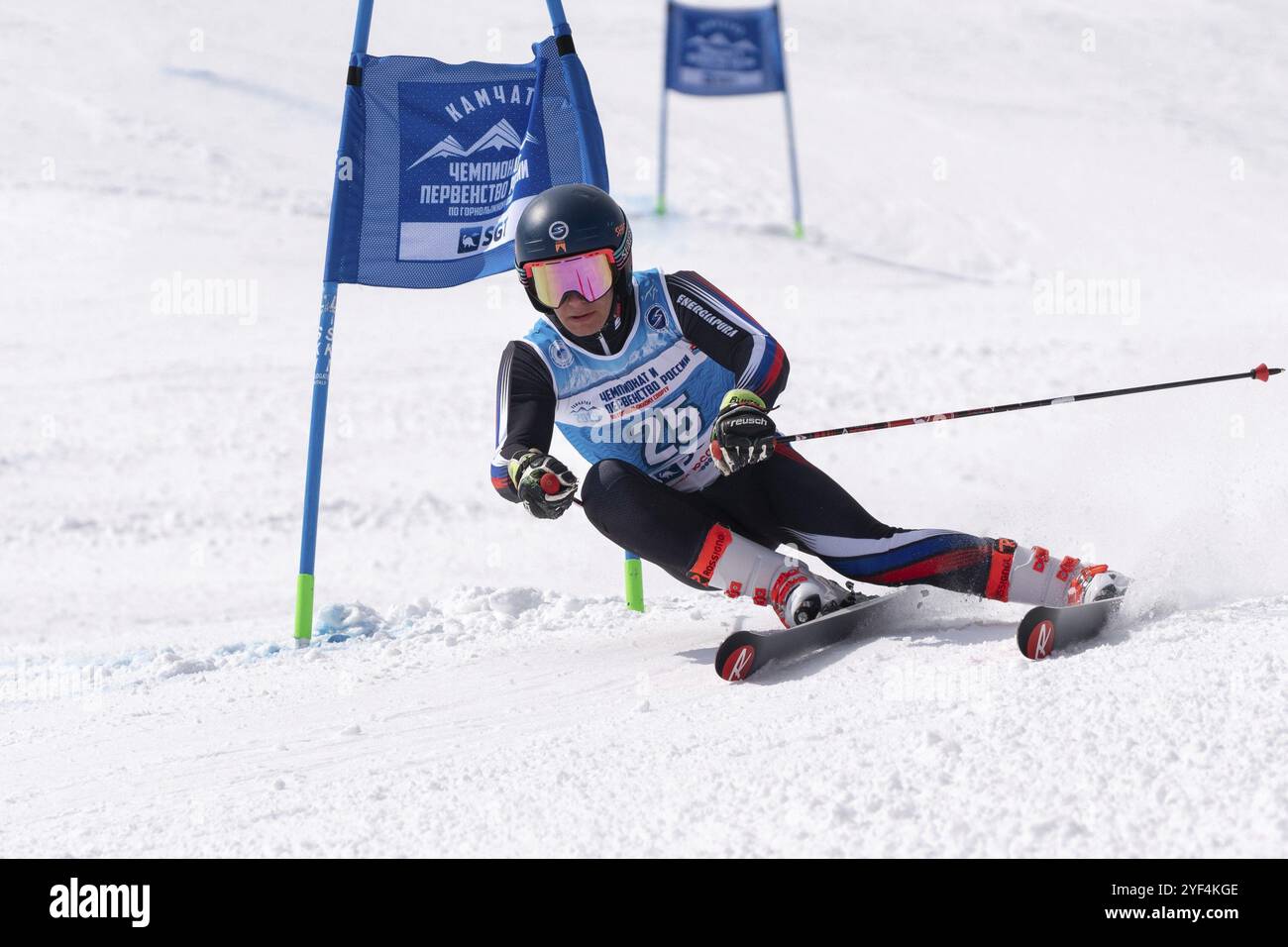 PÉNINSULE DU KAMTCHATKA, RUSSIE, 1er AVRIL 2019 : Coupe de Russie de ski alpin, Championnat de la Fédération internationale de ski, slalom géant. Skieur de montagne Svitkov Banque D'Images