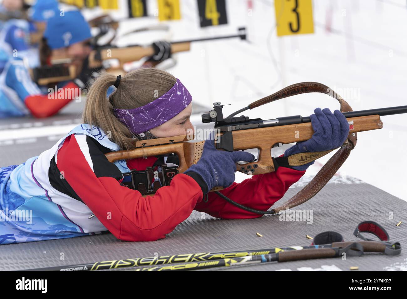 Kamchatka sportive biathlète Vakhrusheva Valentina fusil tir en position couchée. Biathlète dans le champ de tir Open Regional Youth biathlon compe Banque D'Images