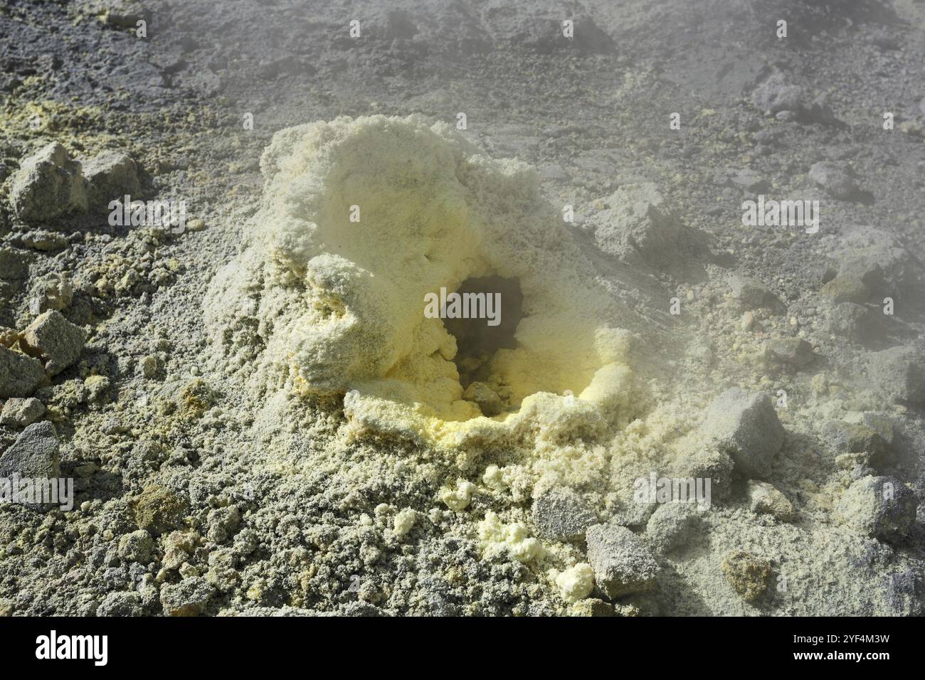 Paysage volcanique de la péninsule du Kamchatka : fumerole de soufre dans le cratère actif volcan Mutnovsky. Eurasie, extrême-Orient russe, région du Kamtchatka Banque D'Images