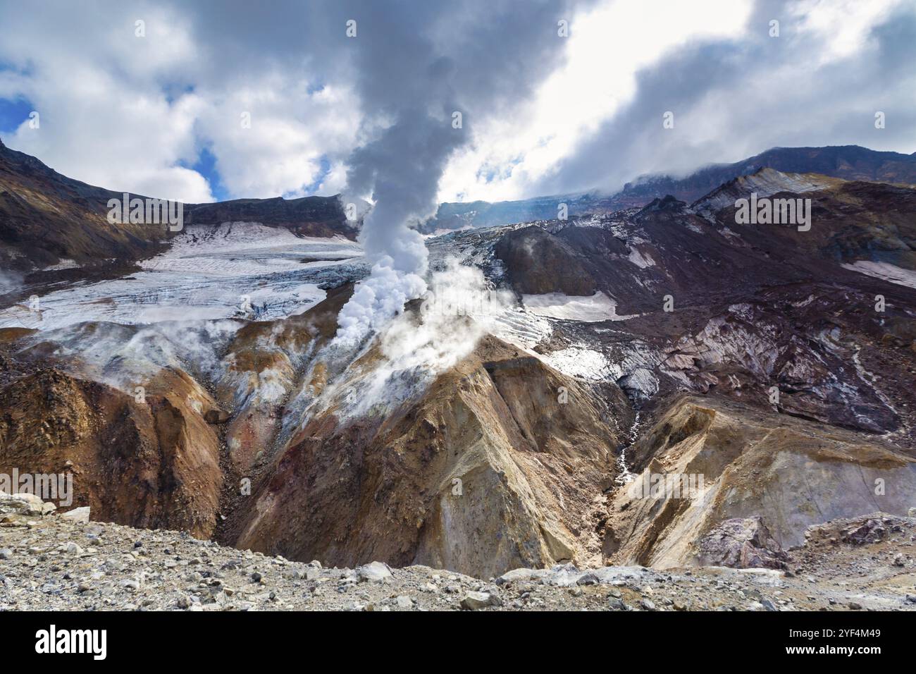 Paysage volcanique spectaculaire, caldera du volcan actif: Source chaude, fumarale, champ de lave, activité géothermique gaz-vapeur dans le cratère. Paysage de montagne Banque D'Images