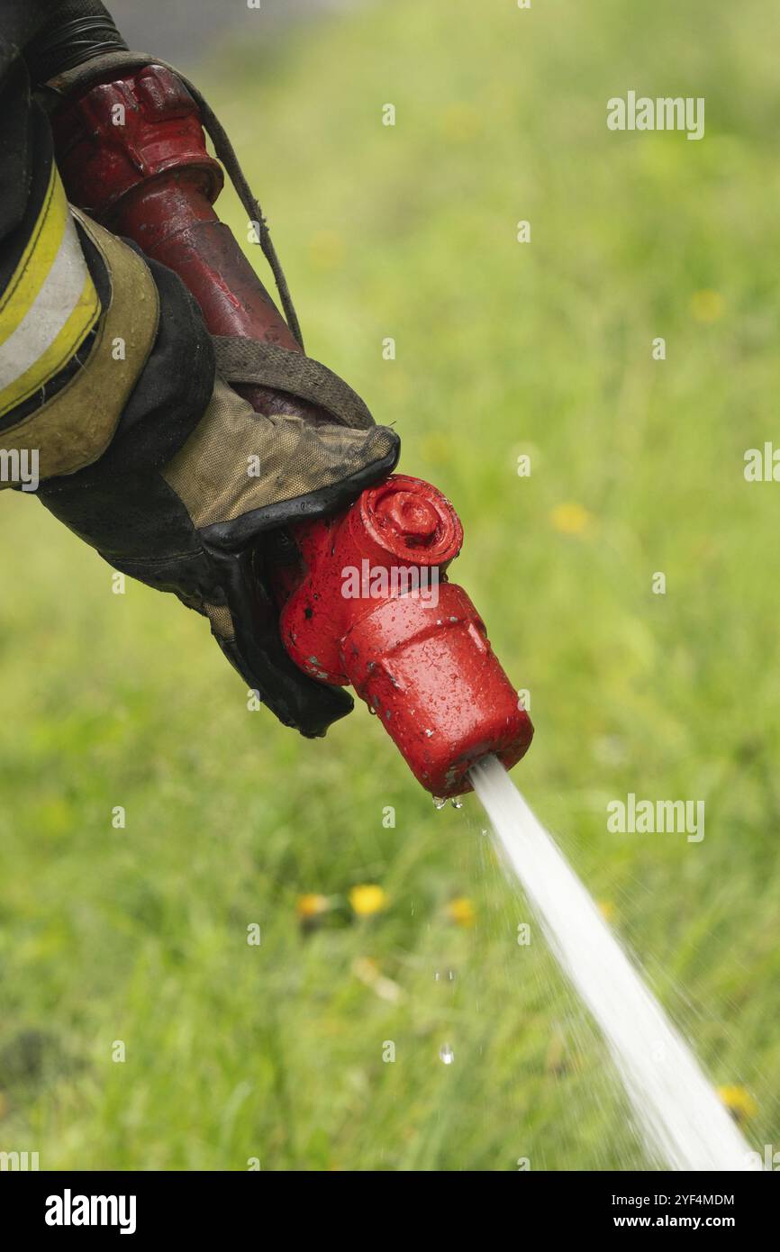 Service d'incendie pompier de service incendie fédéral au Kamtchatka au cours de formation, d'extinction d'incendie pour surmonter une zone de feu de formation psychologique f Banque D'Images
