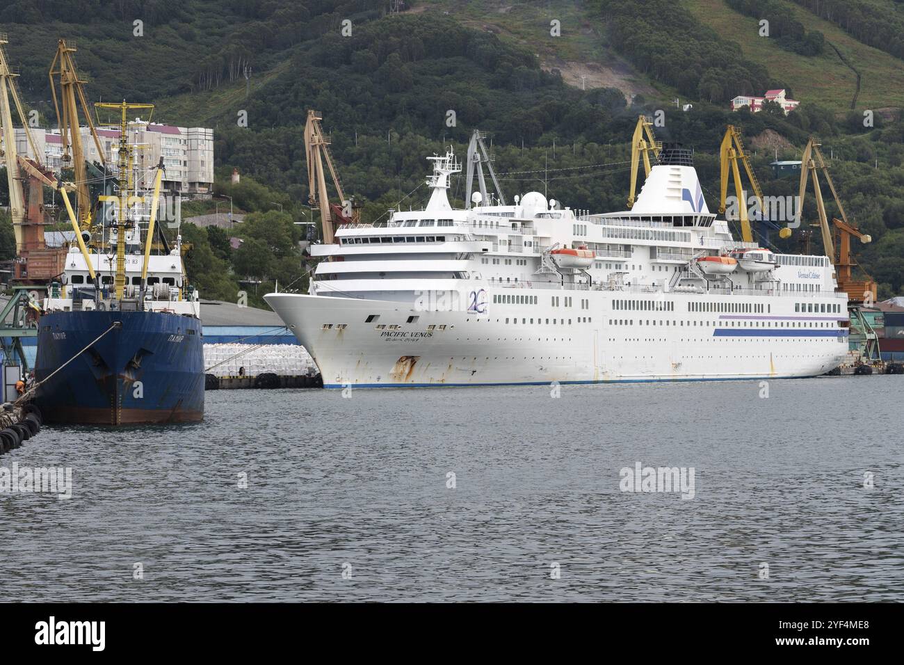 VILLE DE PETROPAVLOVSK, PÉNINSULE DU KAMTCHATKA, RUSSIE, 4 septembre, 2018 : vue d'été du port commercial de Petropavlovsk-Kamtchatsky ville, vess de pêche russe Banque D'Images