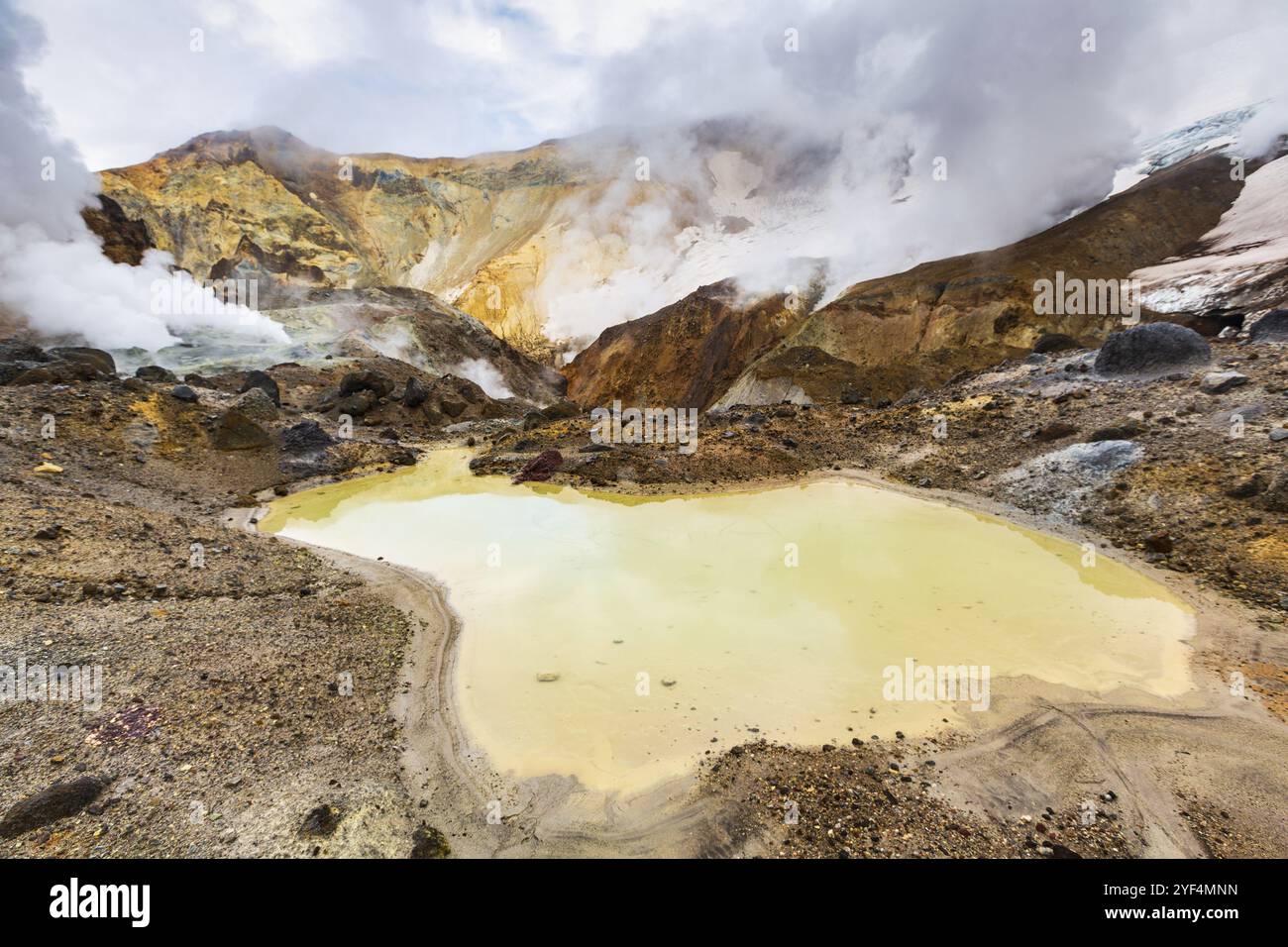 Lac en cratère de volcan actif. Magnifique paysage volcanique spectaculaire : source chaude, fumarole, activité géothermique à vapeur de gaz. Voyage populaire destinati Banque D'Images