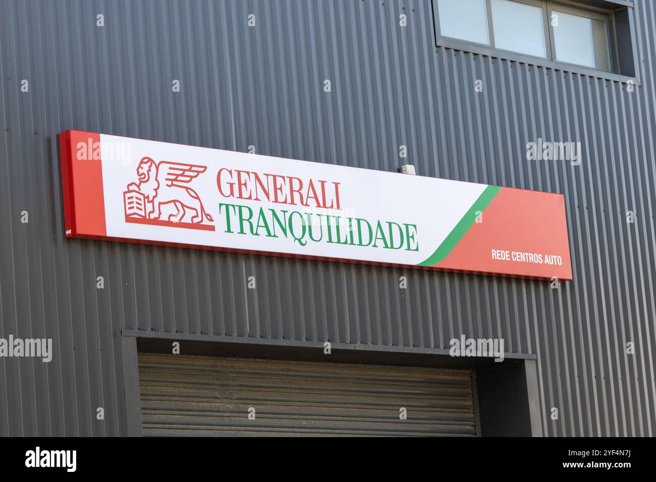 Vue rapprochée de la signalisation generali tranquilidade, présentant le logo de l'entreprise et l'image de marque sur une façade de bâtiment moderne Banque D'Images