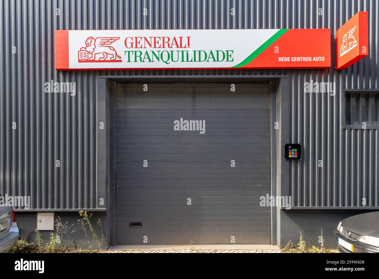 Porte de garage fermée de l'immeuble de bureaux generali tranquilidade avec logo visible, favorisant la sûreté et la sécurité Banque D'Images